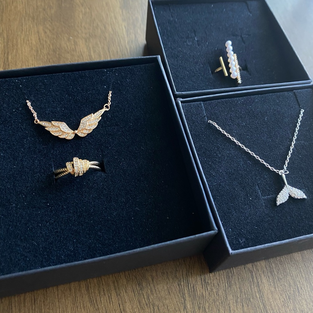 Bundle of rings and necklaces